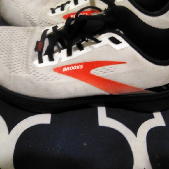 Brooks Launch 8 Size 8.5 Great amazing condition!! - Picture 2 of 4